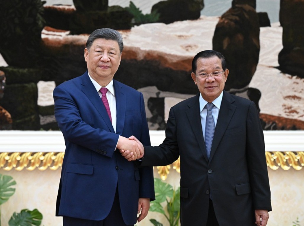 习近平会见柬埔寨人民党主席、参议院主席洪森