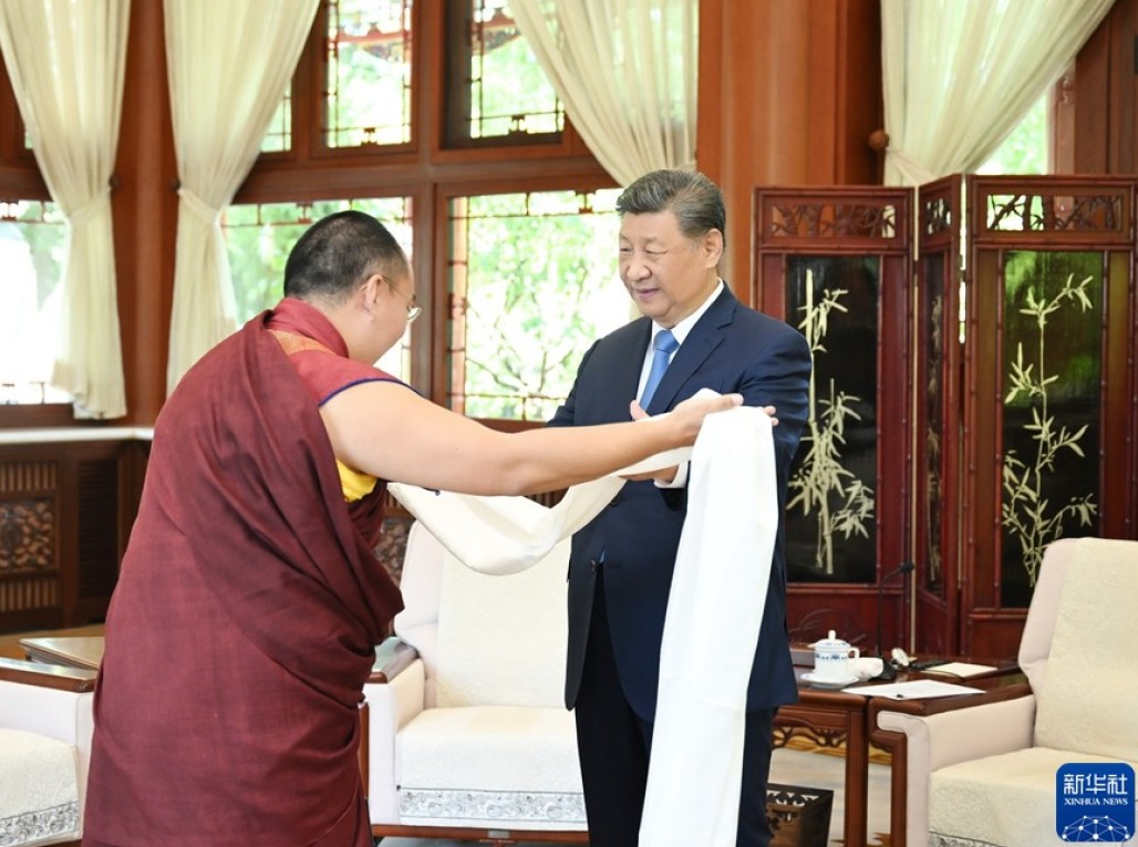 习近平接受班禅额尔德尼·确吉杰布拜见