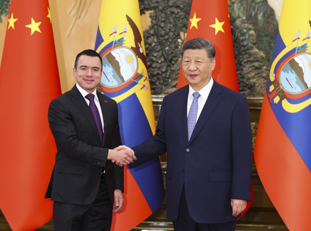 习近平会见厄瓜多尔总统诺沃亚