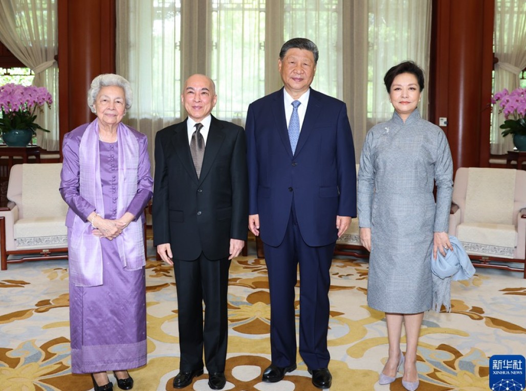 习近平夫妇会见柬埔寨国王西哈莫尼和太后莫尼列