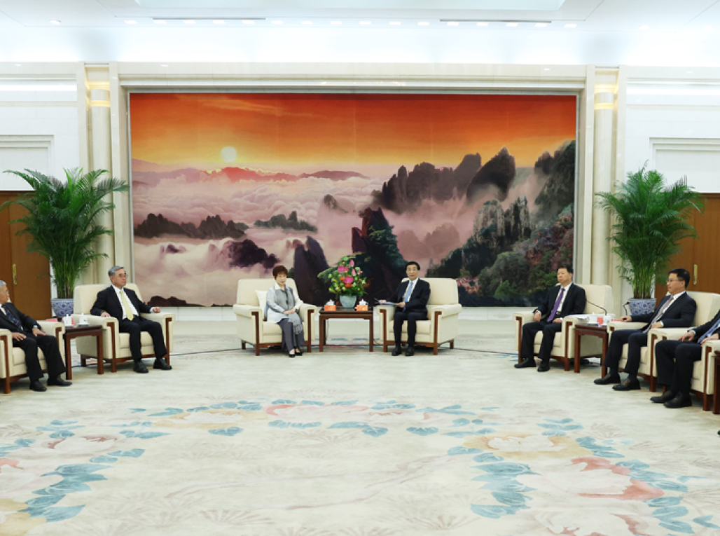 王沪宁会见参加抗战胜利80周年纪念活动的台湾各界人士代表