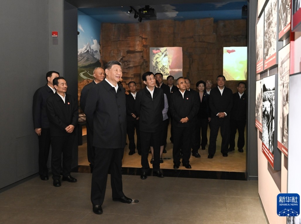 习近平参观新疆维吾尔自治区成立70周年主题成就展
