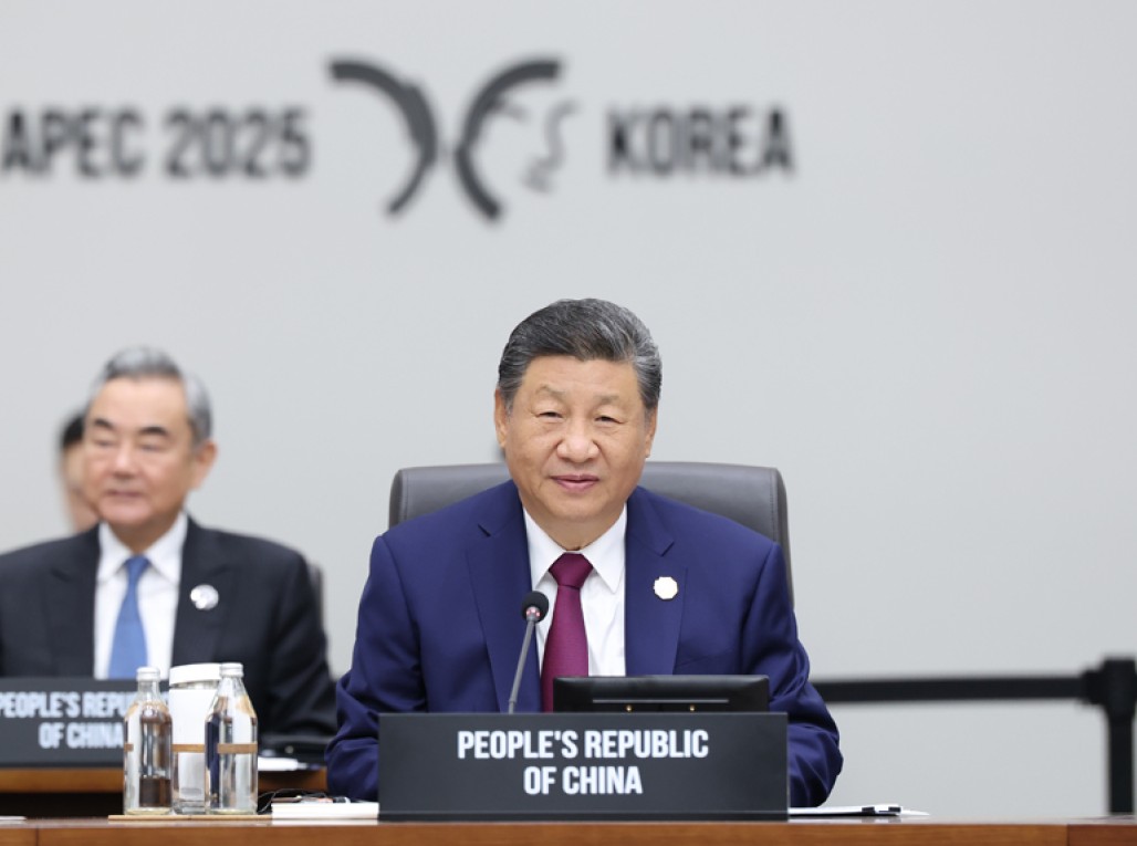 习近平出席亚太经合组织第三十二次领导人非正式会议并发表重要讲话