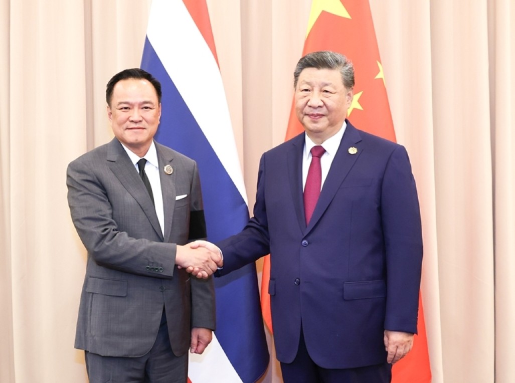 习近平会见泰国总理阿努廷