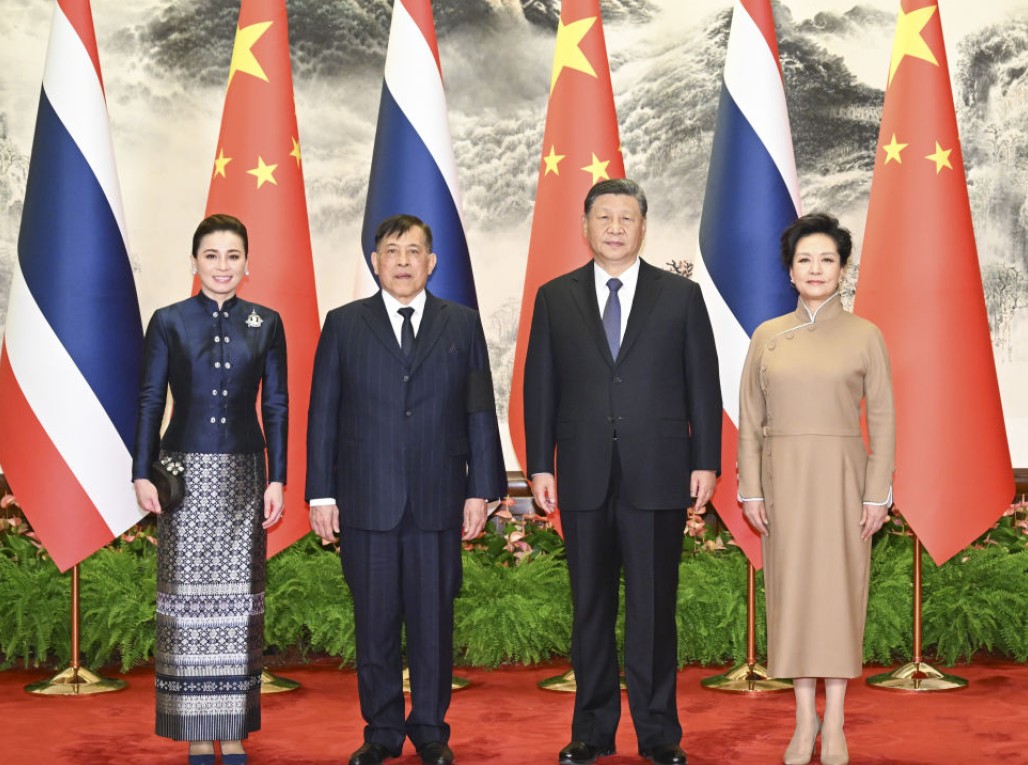 习近平会见泰国国王哇集拉隆功