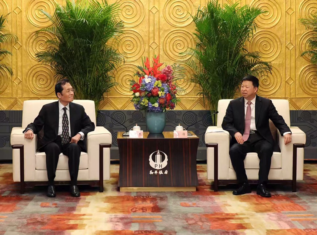 宋涛会见张荣恭一行