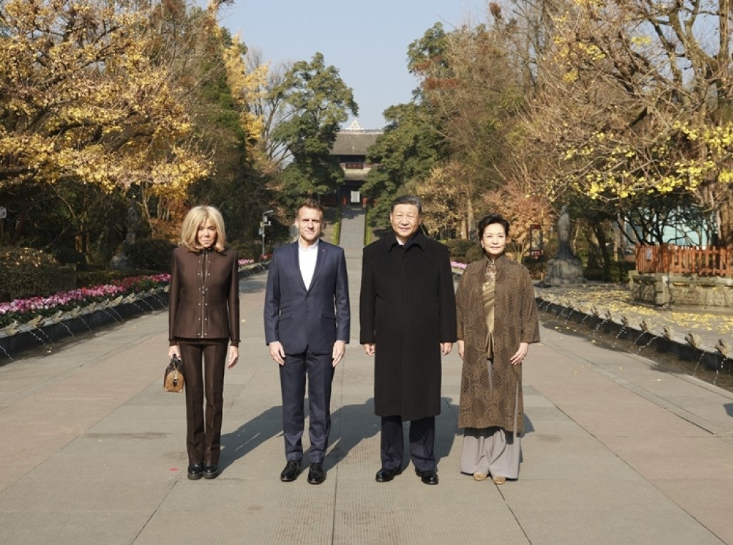 习近平同法国总统马克龙在成都进行友好交流