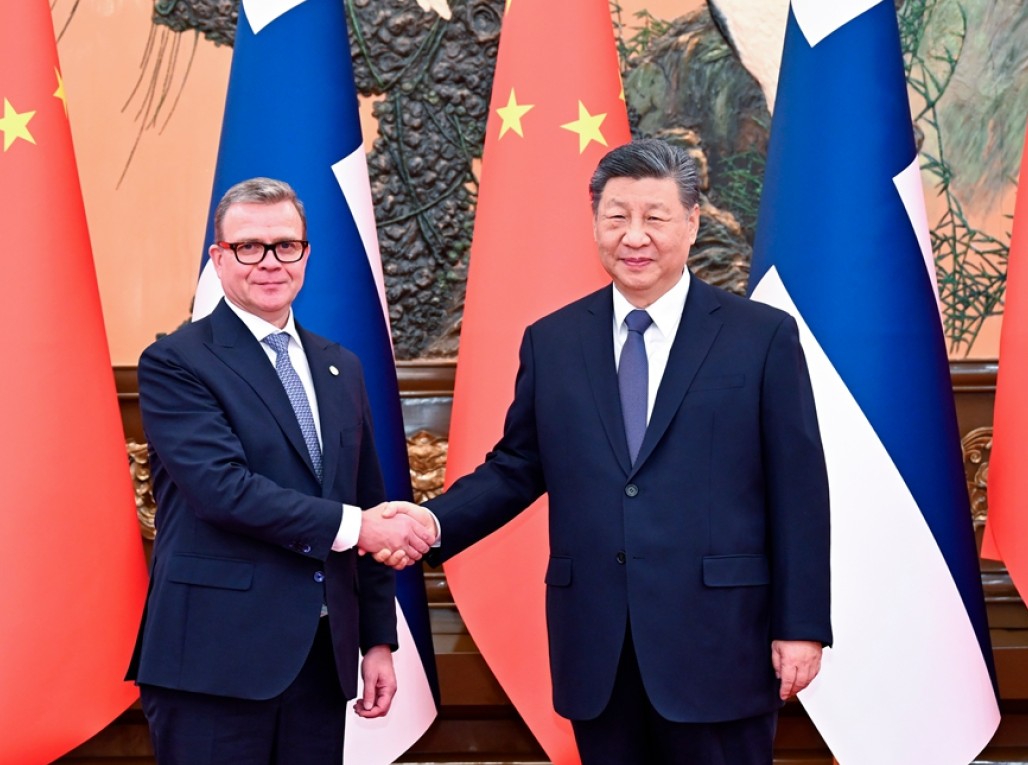 习近平会见芬兰总理奥尔波