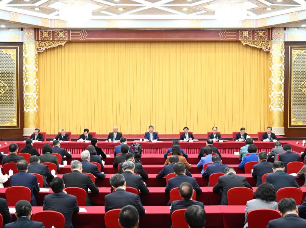 习近平看望全国政协委员