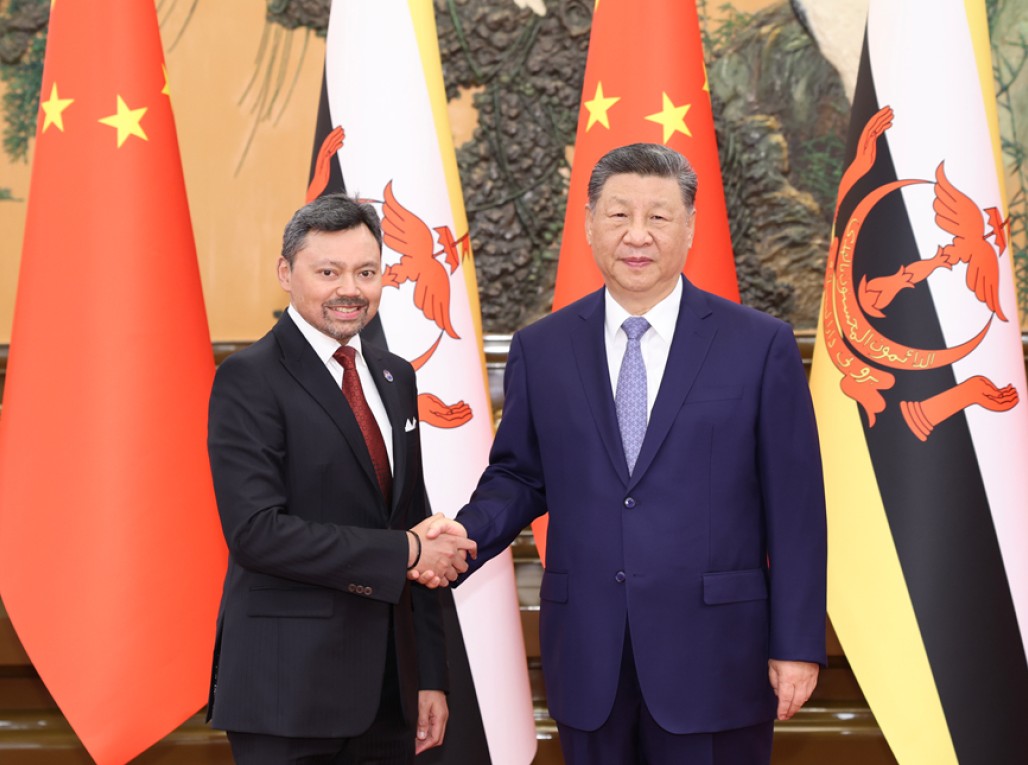 习近平会见文莱王储比拉